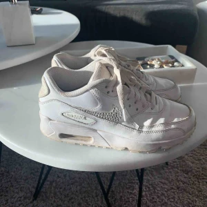  - Säljer mina Nike Air Max, special beställda från Etsy med diamanter. Självklart äkta. Går säkert att tvätta rent skorna. Frakt tillkommer. 