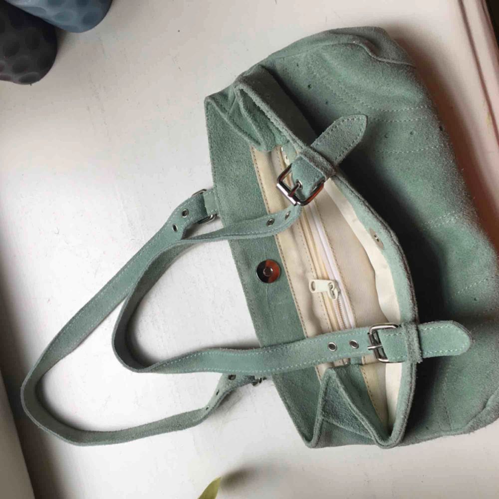 Unik mocka - shoulderbag i bra men använt skick! Köpt secondhand och finns inte att hitta liknade🤪kan hämtas utanför min port i Vasastan eller skickas mot fraktkostnad!. Väskor.