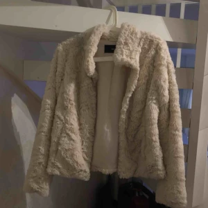  - Säljer en pälsjacka ifrån veromoda, finns en fläck på baksidan (se bild 3) därav det billiga priset 