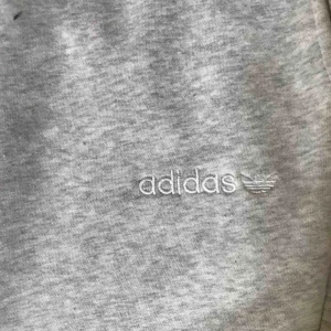  - Jättemysiga mjukisbyxor från adidas, använda Max en gång eftersom de var fel storlek för mig. Köpta för 699kr men säljer dem för 350kr