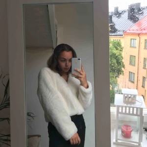  - Fluffig jacka, endast använd en gång. Nypris ca 400kr