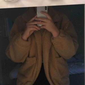  - En jätte mysig teddyjacket, som passar perfekt nu till hösten/vintern. Nästan aldrig använd. Färgen på jackan ser man på sista bilden. 150kr + frakt