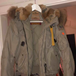  - Parajumper Gobi storlek S, väldigt fint skick, bara använd en vinter.