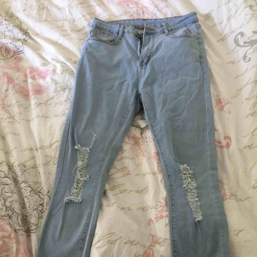 Ett par jeans från SHEIN. Har aldrig använder dem och är i bra skick. De sitter lite tajtare och har hål på knäna samt en uppvikt kant vid slutet på benen. PS: tar bara frakt och det kostar 70 kr🔥💗. Jeans & Byxor.