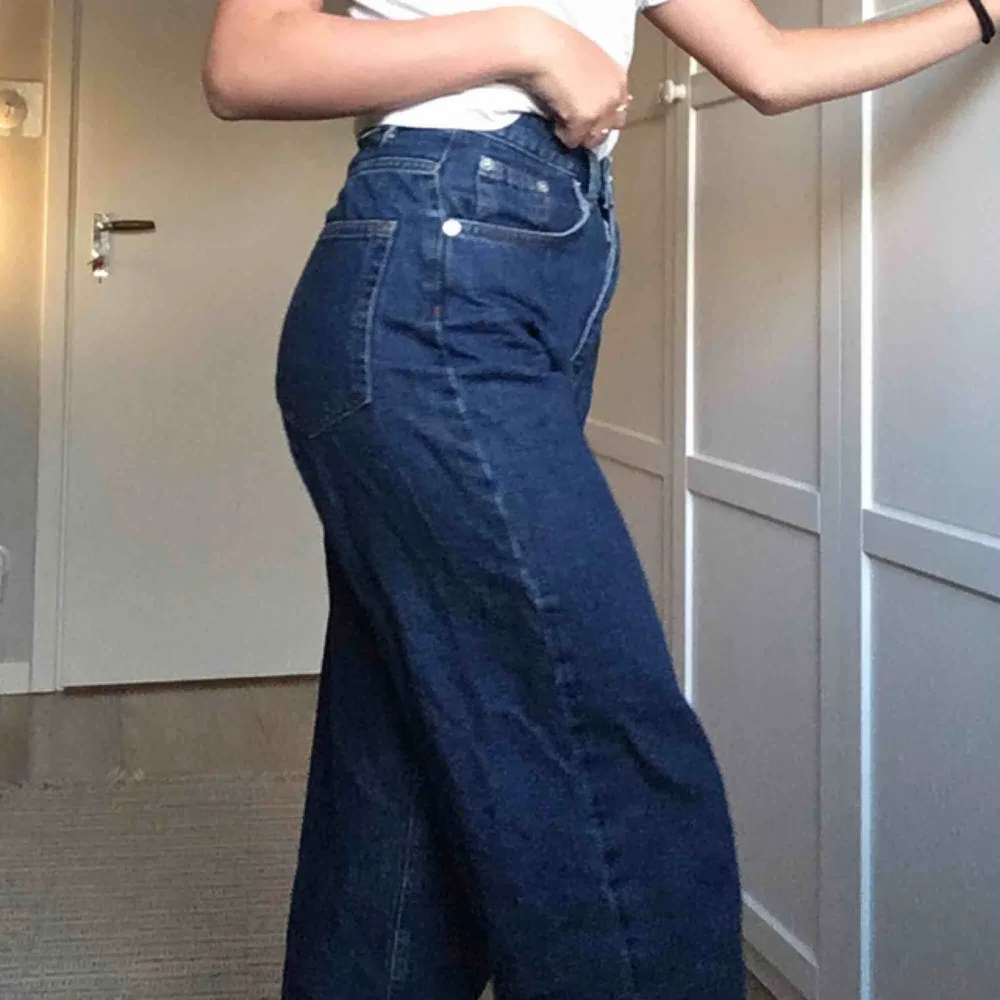 Vida jeans från NA-KD  Lite  korta på mej som är 165.. Jeans & Byxor.