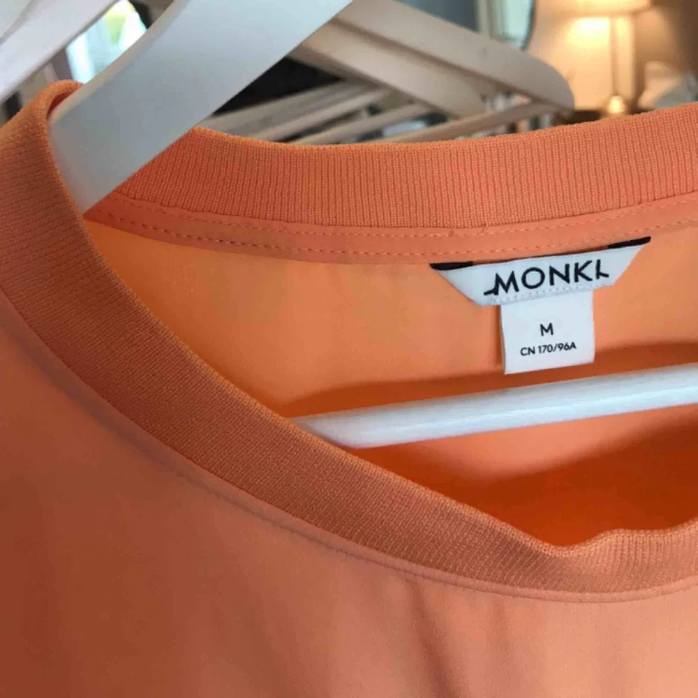 Cool neonorange t-shirt från Monki. Tunt material som faller fint och inte skrynklar sig. Endast använd en gång. Köparen står för frakten 🧡🧡. T-shirts.