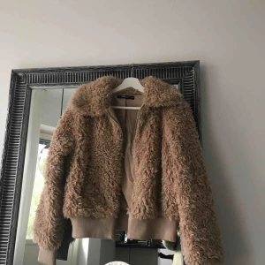  - Teddy jacka från ginatricot, oanvänd. Jag säljer den även i svart. Frakt tillkommer :)