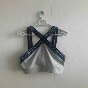  - Aldrig använd tommy hilfiger topp! Super snygg!! Och passar till näst intill allt!