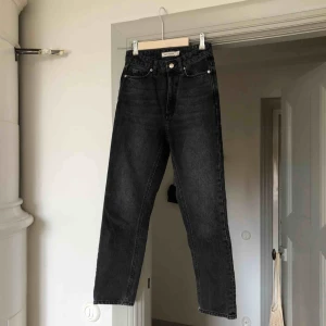  - Perfekta grå jeans från Carin Wester. Säljs just nu! Använda 2 ggr säljes pga lite för stora och köpt annan storlek. 