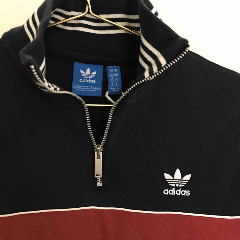 Jättesnygg Adidas-klänning. Cool form och krage med dragkedja. Använd max 5 gånger, så i väldigt bra skick! Funkar på de som har 32/34/36 skulle jag säga, den sitter snyggt oversized! Kan mötas upp i Göteborg, annats står köparen för frakten!!❤️. Klänningar.