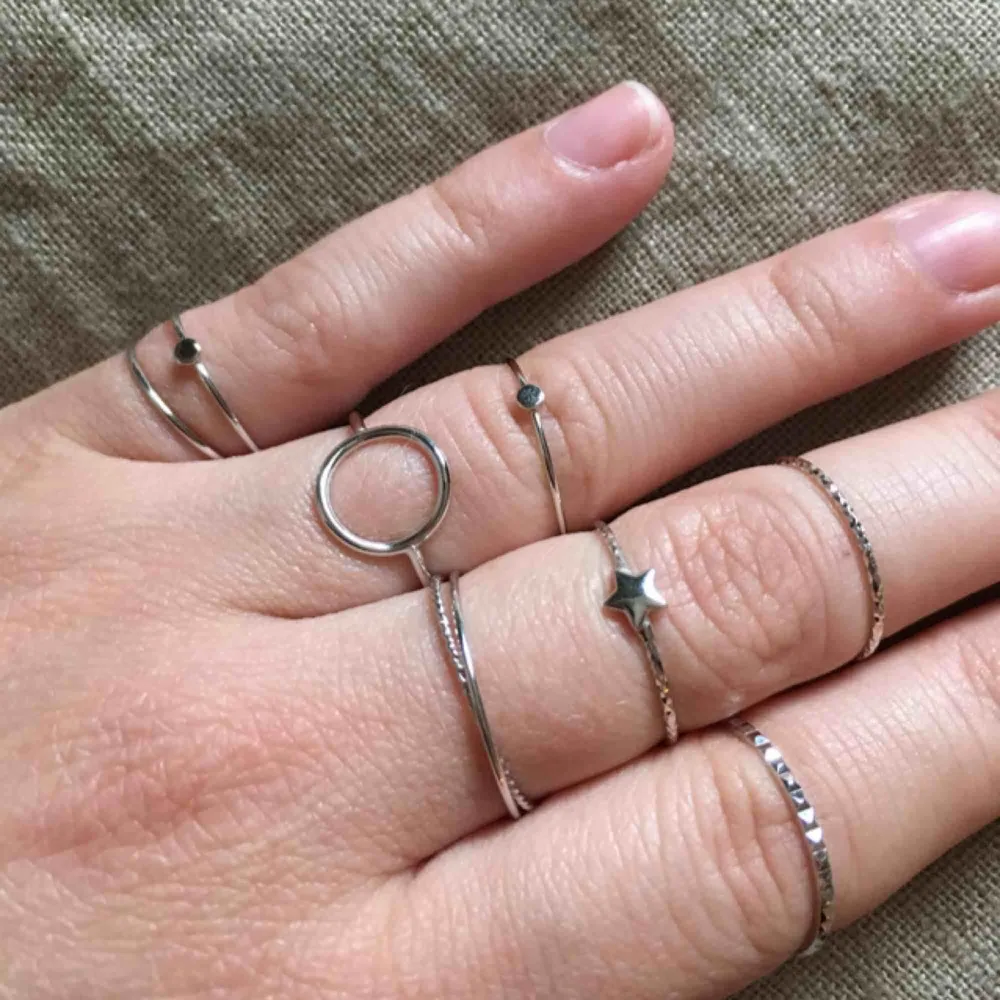 Ringar i äkta silver, varierande storlekar. 40-50kr styck eller 3 för 100:-! Superfina verkligen.✨ OBS! 6st kvar. 120:- för alla. Finns på andra bilden i annonsen!. Accessoarer.