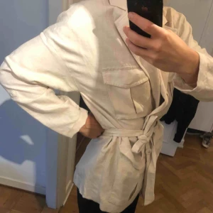  - Hm jacka med knytband/midjebälte  Cremevit  Passar XS-m då den är oversize  Jag själv är XS-S   Som ny - använd ca 5 ggr   Nypris: 600 Mitt pris 350