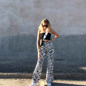  - sjukt balla byxor från NAKD 🖤 använda en gång. Frakt på 54kr tillkommer 🙏🏼