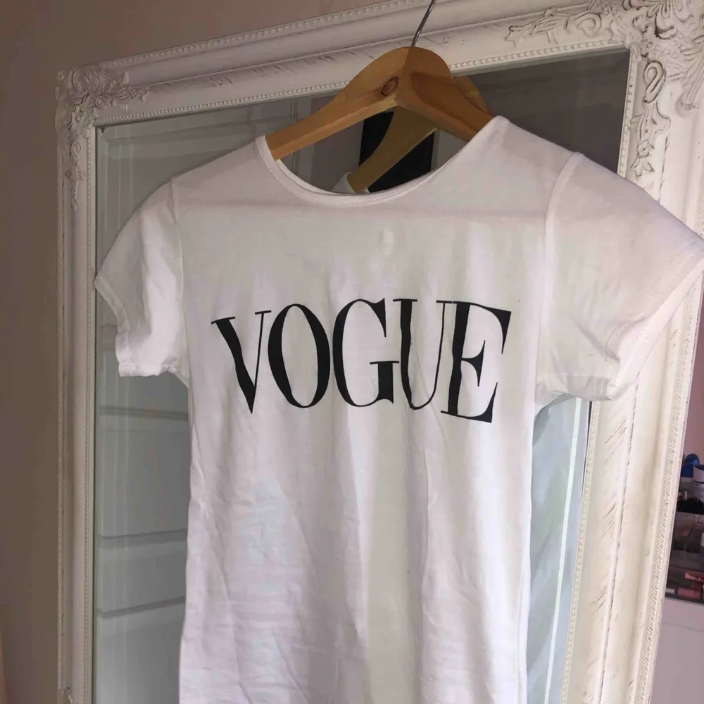 Vit t-shirt med texten ”vouge”. Aldrig använd. Priset är inkl frakt. . T-shirts.