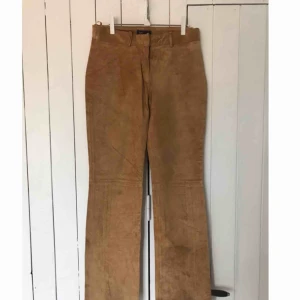  - Ljusbruna mockabyxor i 90-talsstuk. Normalhög midja och raka ben. Sparsamt använda och i jättefint skick. Tyvärr inga bilder när jag bär dem då de är för små. Köparen betalar frakt eller möts i Gbg ✨