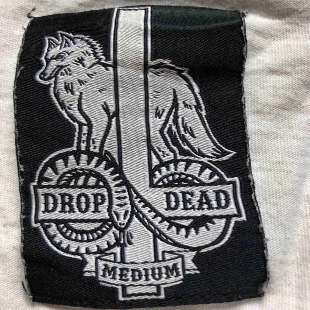 Tröja från drop dead! . T-shirts.