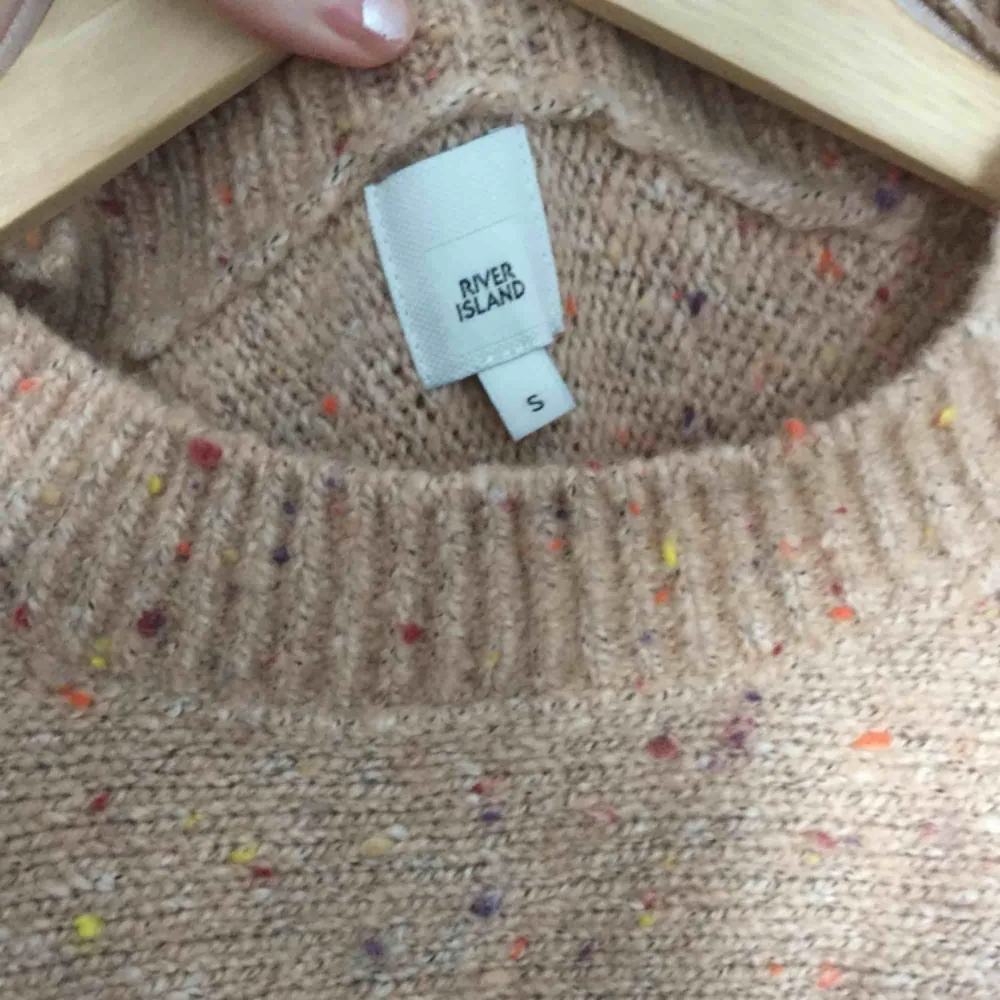 Aprikosbeige stickad tröja med inslag trådar likt färgstänk som inslag😍 storlek S men lite oversize i modellen! Mysig och höstsnygg! Knappt använd.. Stickat.