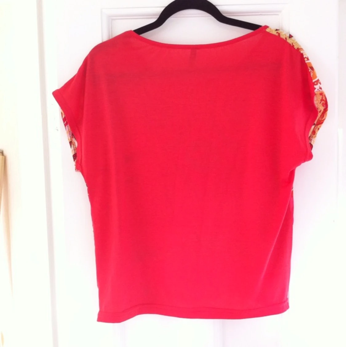 T-shirt med mönster i fram & helrosa bak - amisu - 1414881350