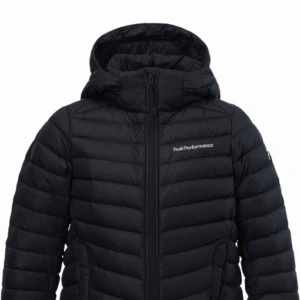  - Säljer min fina peak jacka, de är en svart tygbit på sidan för att det var ett hål där men det är inget man märker Köparen står för frakt  1800kr originalpris 