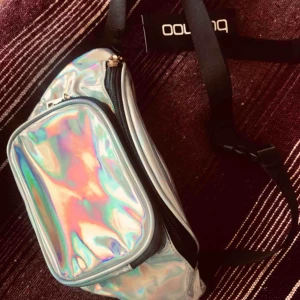  - Säljer denna holografiska oanvända bumbag med lapparna kvar, asball! 