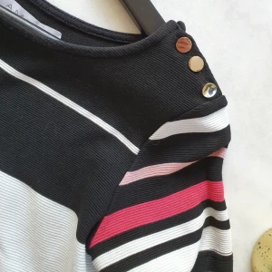  - Rak klänning med vita, rosa och svarta ränder.  Kan mötas upp i Huddinge, Älvsjö, Årsta, Globen & Västberga