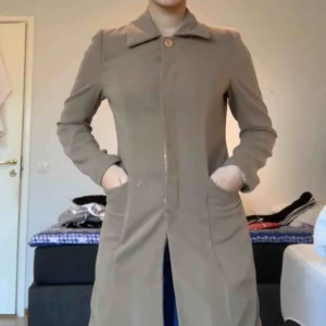  - Jätte fin brun kappa från cat walk, passar perfekt till hösten. 