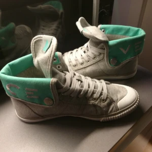  - Snygga vit grå turkosgröna venice skor i stl 39 Fodrade Frakt och porto betalas av mottagaren Swish Bra kommunikation, när varan ska säljas, när den är skickad och betald, samt när Du fått den tack! 