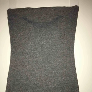  - Jätte fin och i skick som om den vore ny. Ribbad grå tubklänning kan fungera som kjol men det är en klänning! ✨☺️ passar S-XS 