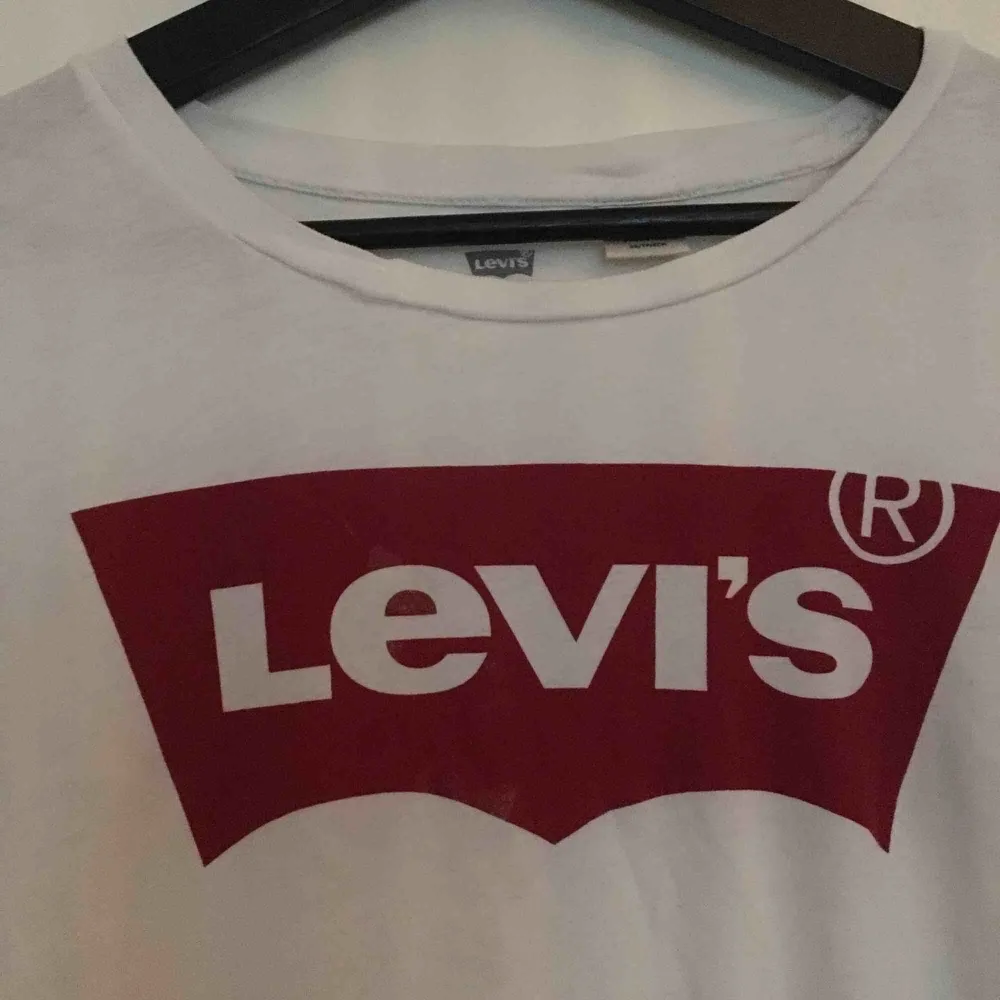 Bra skick  Levi’s t-shirt ! ✨✨loose fit . T-shirts.