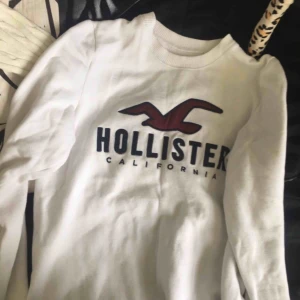  - Säljer 2 Hollister sweatshirts , storleke s. 150kr/st