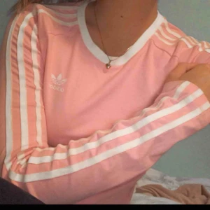  - Jättefin adidas tröja som inte går att köpa mer i denna färg. Trots att det står L i tröjan så är det faktiskt S). Frakt på 50kr tillkommer. Om du vill skippa frakt så kolla gärna om du ett plagg över 80kr på min sida som du vill köpa till!💗