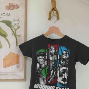  - Marveltopp i storlek XS barn, därför ganska liten. Skitball som croptop för de som är lite mindre!!