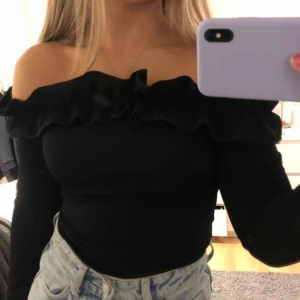  - En jätte fin offshoulder blus Använd Max 5 gånger, bra skick 