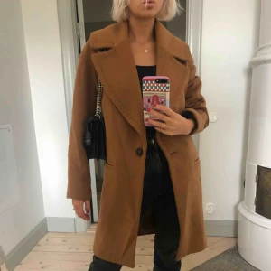  - Perfekta kamelfärgade kappan till hösten. Varm och kan bäras i minusgrader. Ny! Aldrig använd. Lite skrynklig på bild pga legat nerpackad i flyttkartong. Väldigt fin irl. 