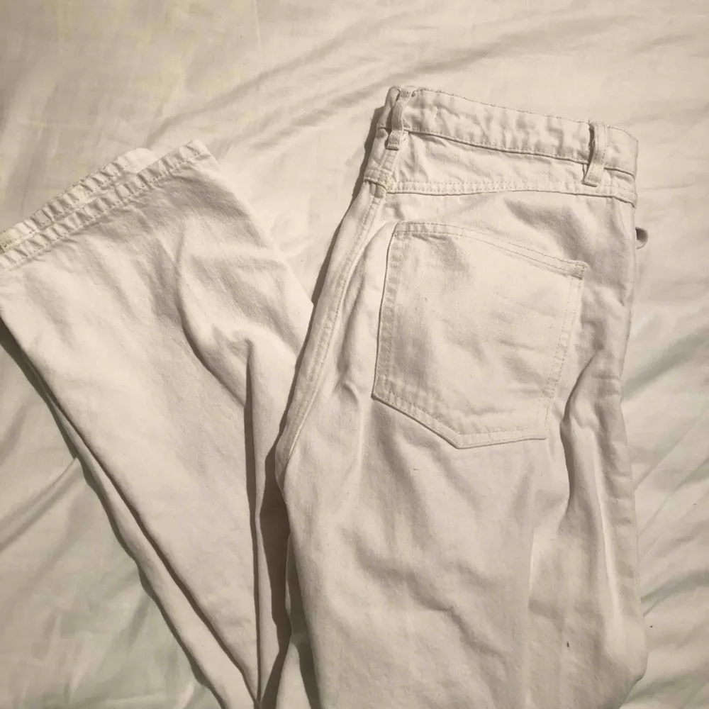 Vita raka jeans från Lindex i storlek 36! Frakt tillkommer på 63kr!. Jeans & Byxor.