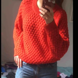  - En stor mysig stickad tröja från Hm, fina detaljer och härlig färg!!