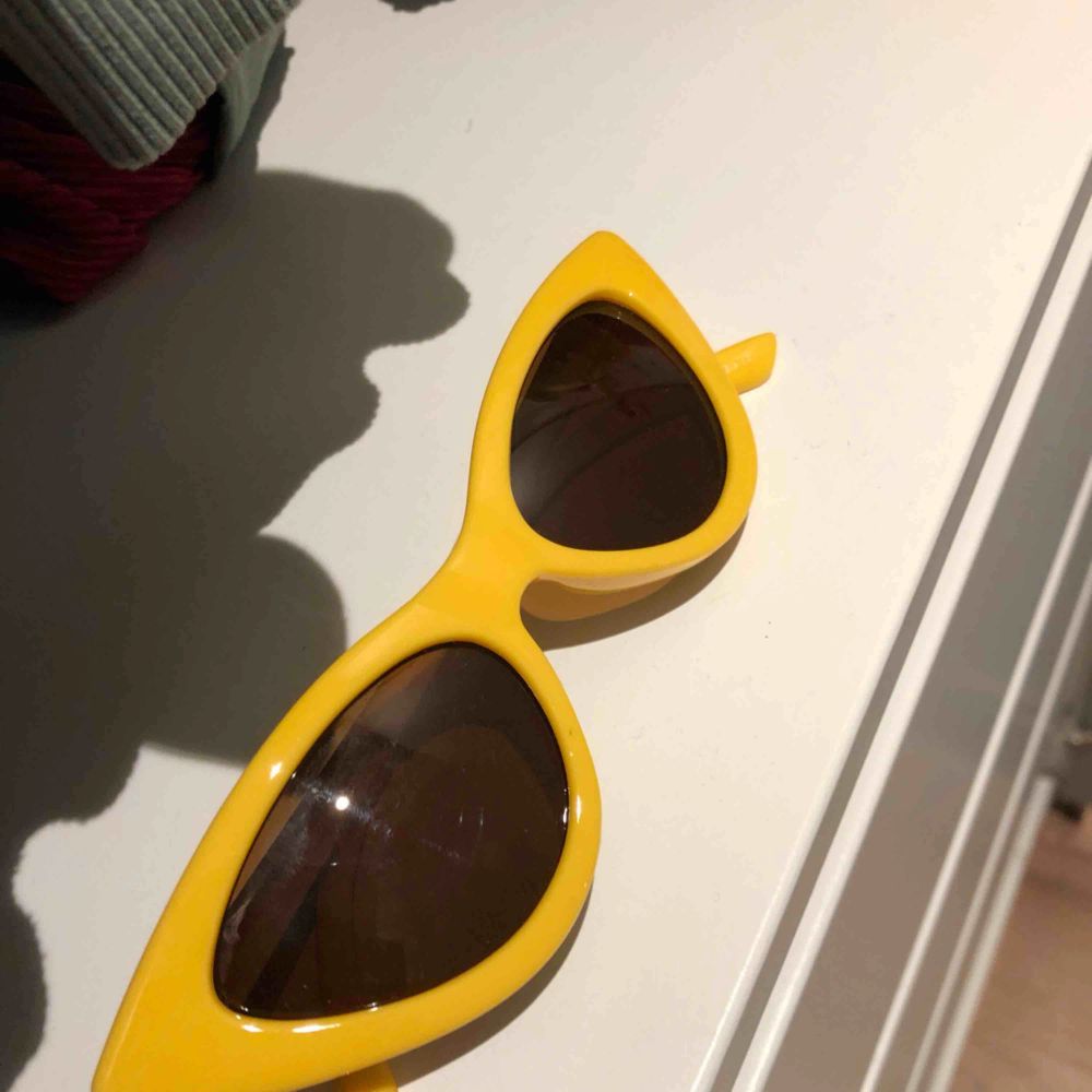 SÅ snygga solglasögon i riktigt snygg gul färg! Helt nya, aldrig använda! Frakten är inräknad i priset . Accessoarer.