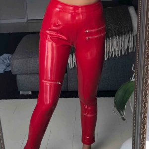 - Ett par stretchiga röda lackbyxor med detaljer från Missguided som är helt oanvända! Skriv i dm om du är intresserad 🥰