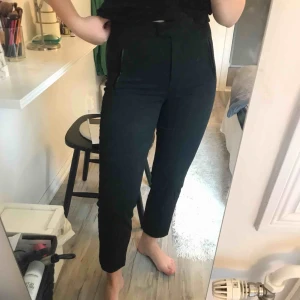  - Snygga kostymbyxor med revär, endast använda några gånger. Små i storleken så passar en 36. Köparen står för frakten 💕