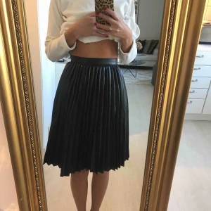  - Svart Kjol i läderimitation, storlek 34!  Köparen står för frakten 