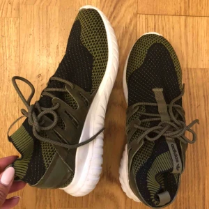  - Adidasskor olivgröna jättebekväma som strumpor & fräscha