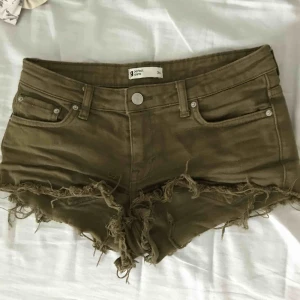  - jeans shorts åt det militärgröna hållet som är slitna nertill. från ginatricot💚 är för små för mig nu men har använts ganska mycket. frakt tillkommer!