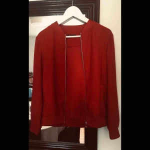  - Inomhusjacka i nyskick (använd endast ett fåtal gånger). 