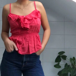  - Ett gulligt linne från ett märke som inte finns i Sverige, köpt i Kanada! Fin till fest eller till vardag. 