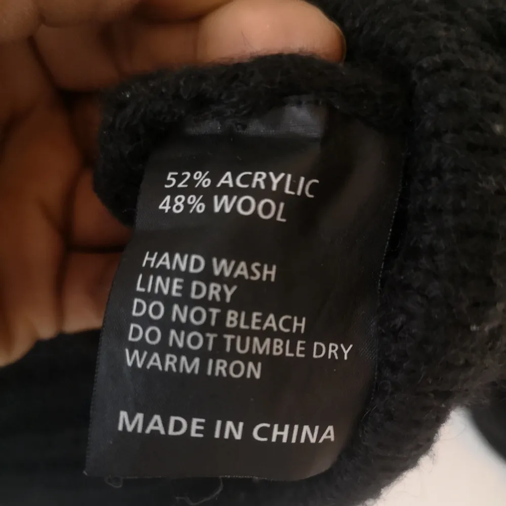 Kort svart stickad tröja från Lee. Den är faktiskt helt oanvänd, köpte den på på carlings för många många år sedan. Men aldrig lyckats använda den, den är sjukt fin och varm, 48% ull. . Tröjor & Koftor.