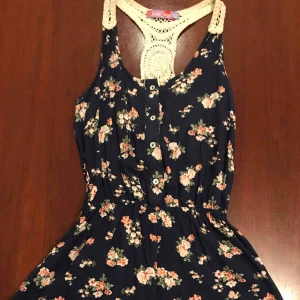  - Underbar byxdress. Blommig och snygg detalj i ryggen. 