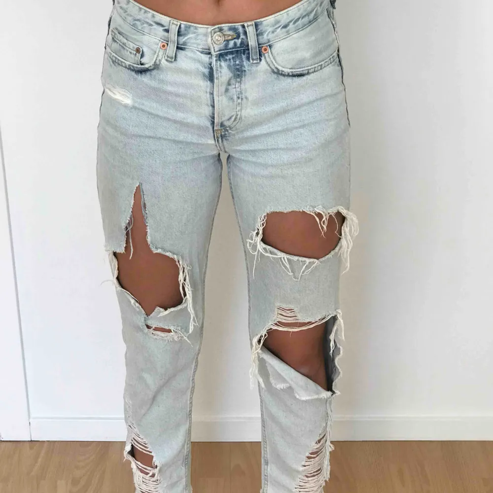 Denim jeans som har gått sönder mer än va dom var innan jag köpte dom. Frakt tillkommer❤️. Jeans & Byxor.