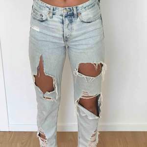 Denim jeans som har gått sönder mer än va dom var innan jag köpte dom. Frakt tillkommer❤️