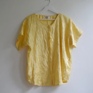 Fin skjorta/blus - En fin skjorta/blus i champagnefärgad. Från märket Chanpangesilk. Otroligt skön och luftig kjorta. Jättefina broderier i tygen som blänker fint. Fina knappar. Defenetivt en egen stil på tröjan! Få gånger använd. Frakt 59kr ☀️