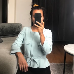 Så fin tröja!🤍 - 🦋3 FÖR 2 PÅ ALLT🦋 Så fin tröja i kavajstuk från Asos! Lite croppad med dragkedja+knytning och lite vadderade axlar. Storlek 32! Normalt begagnat skick, inga defekter🤍